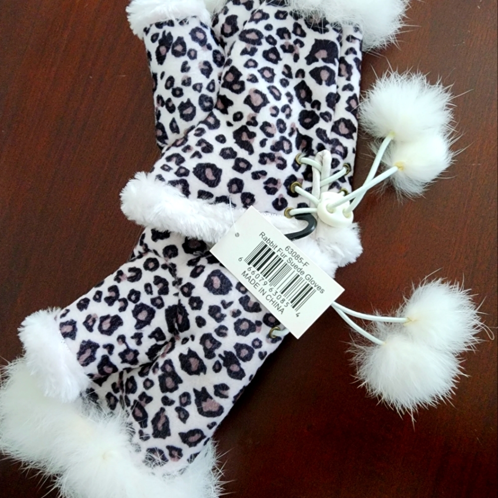 Leapard and white fur trimmed gloves